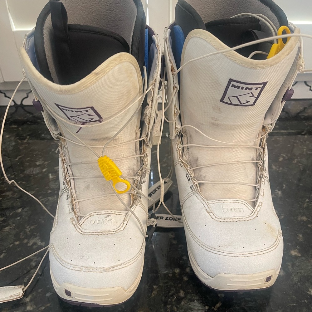 Women’s Burton snowboarding boot size 8 1/2